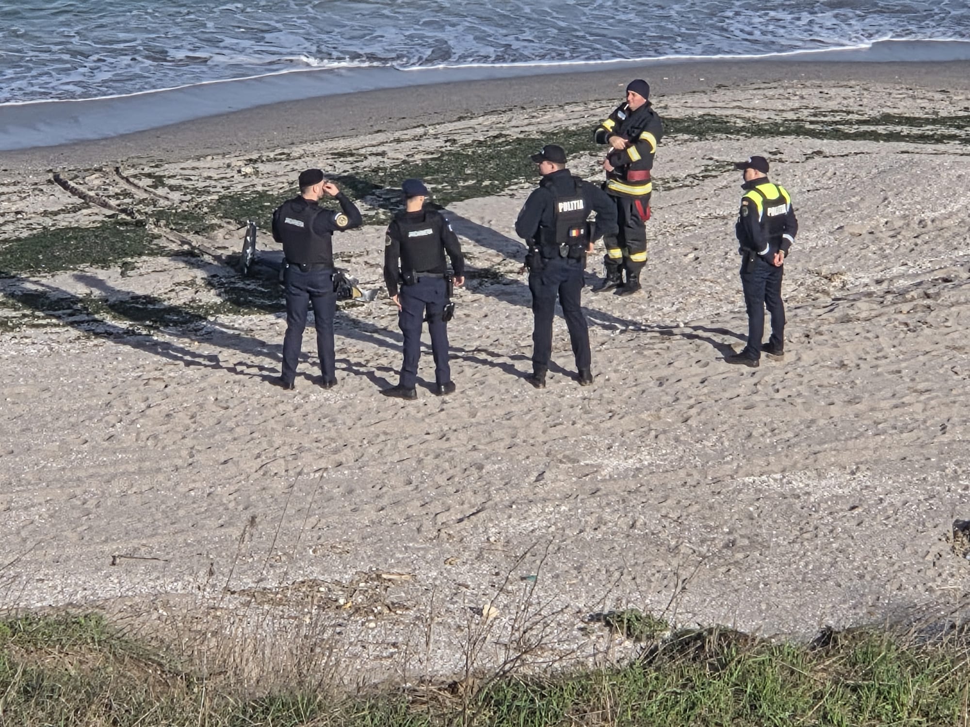 Fragmente de dronă descoperite în zona plajei Tuzla. Scafandri de luptă EOD, trimiși pentru evaluarea pirotehnică. 2 fragmente de drone descoperite in zona plajei tuzla scafandri de lupta eod trimisi pentru evaluarea pirotehnica