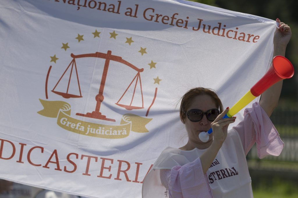 grefierii ametint cu suspendarea activitii instantei i parchetelor ncepnd cu 1 septembrie din cauza legii salarizrii vom bloca total sistemul judiciar din romnia