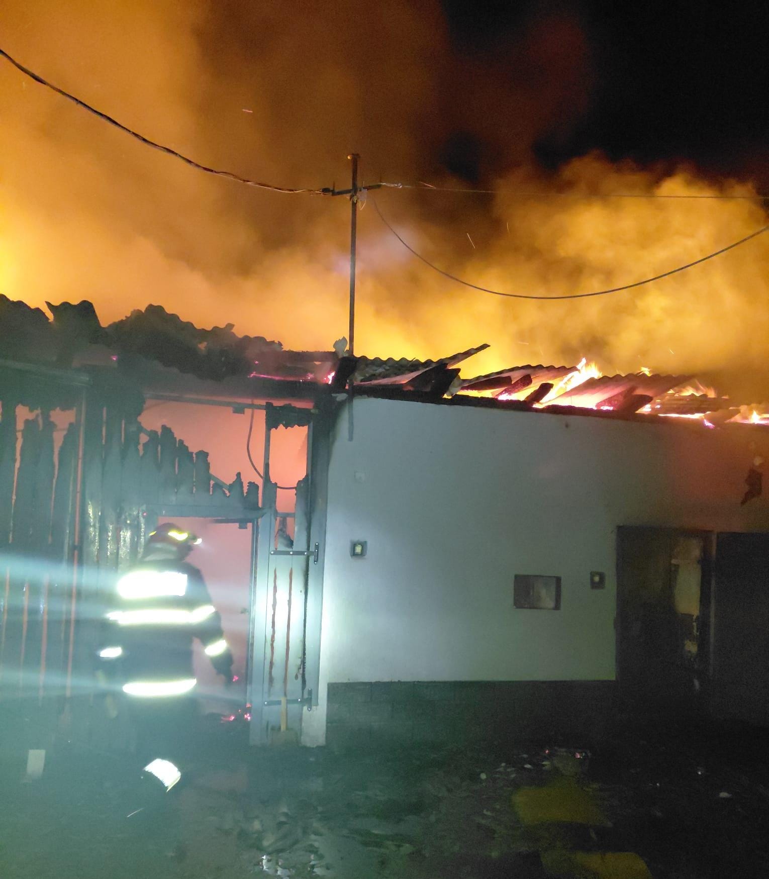 Incendiu devastator într-o localitate din Cluj: o fermă distrusă complet, iar două persoane au avut nevoie de îngrijiri medicale. 3 incendiu devastator intr o localitate din cluj o ferma distrusa complet iar doua persoane au avut nevoie de ingrijiri medicale