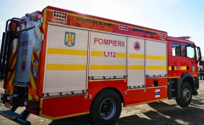 interventie de urgenta pe o strada din cluj napoca o sala de fitness a fost evacuata din cauza fumului pompierii se afla la locul incidentului