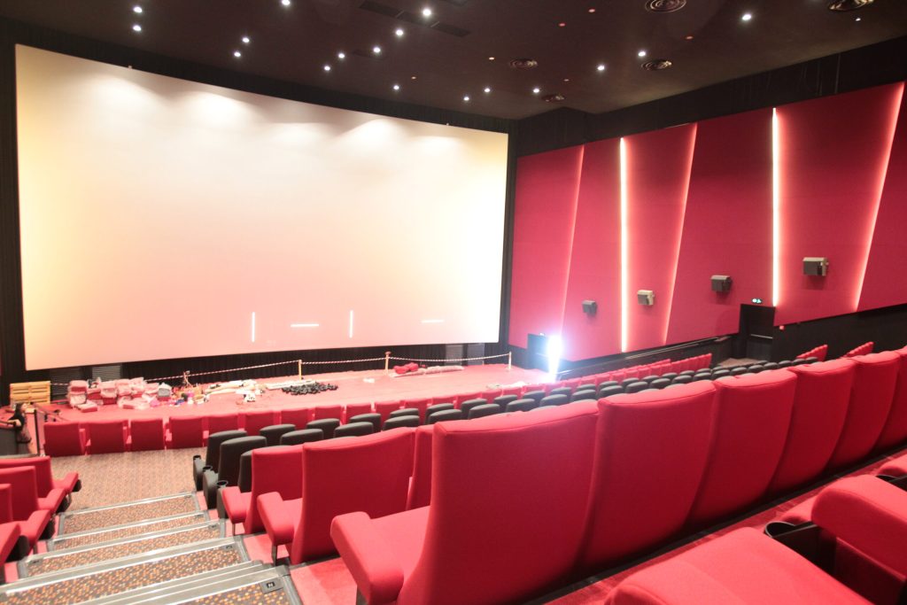 mii de oameni parcurg sute de kilometri doar pentru a viziona acelasi film motivele acestui fenomen