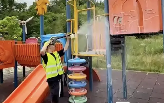 mizerie si haos intr un parc din cluj napoca locul de joaca este acoperit de murdarie iar in iarba sunt gunoaie
