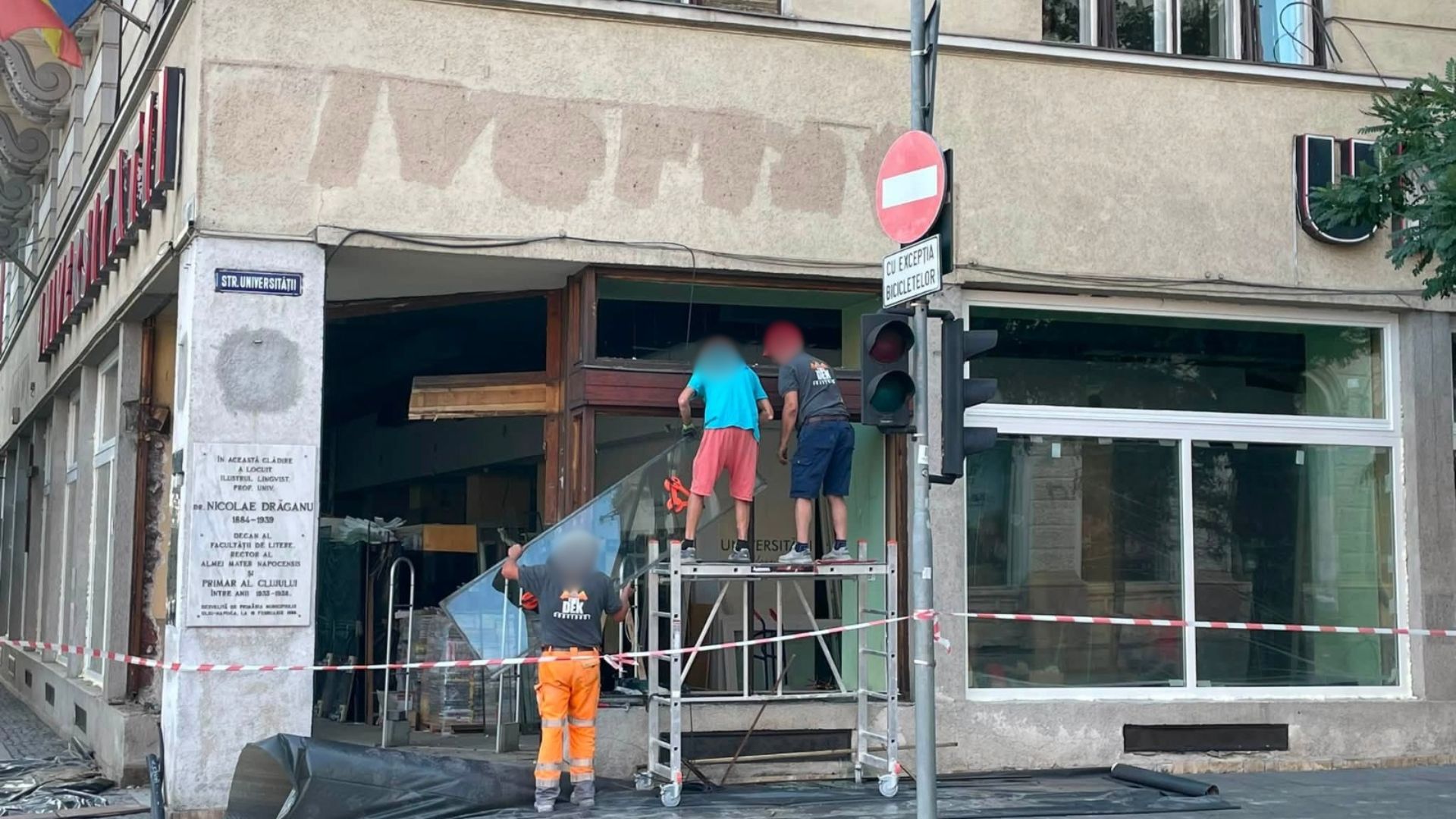 revolta la cluj dupa inlocuirea feronerie dintr o librarie imi ranesc privirea si ma doare inima ultimele feronerie din lemn inlocuite cu termopan alb