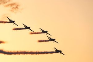 spectacol aerian la bucuresti bias 2026 aduce avioane de lupta si echipe celebre de acrobatie peste 200 de participanti la aeroportul baneasa