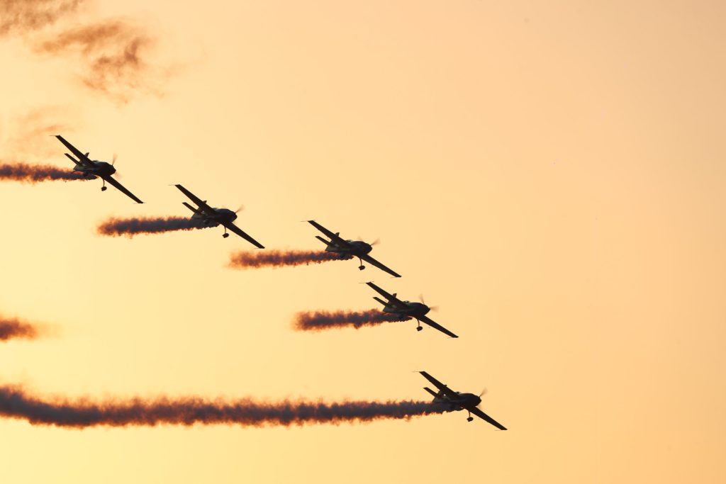 spectacol aerian la bucuresti bias 2026 aduce avioane de lupta si echipe celebre de acrobatie peste 200 de participanti la aeroportul baneasa