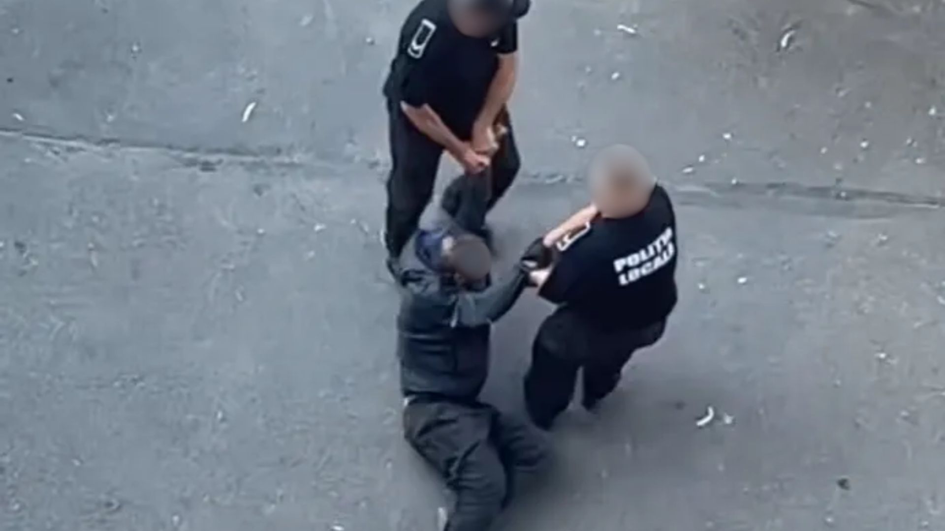 video imagini shocante din cluj napoca un barbat este tarat pe asfalt de politistii locali pana la autospeciala ipj a deschis o ancheta penala