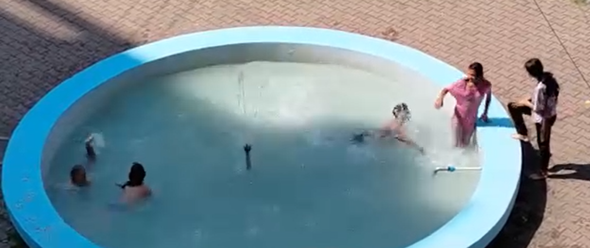video o fantana arteziana din cluj napoca devenita parc acvatic copiii s au bucurat de distractie intr o zi caniculara