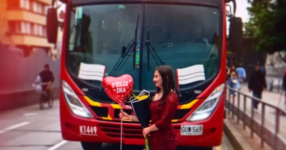 S-a căsătorit cu un autobuz și și-a făcut tatuaj cu „soțul” ei: „Este iubirea vieții mele”