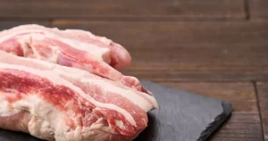 Cât rezistă carnea crudă la congelator. Greșeala care îi strică gustul rapid