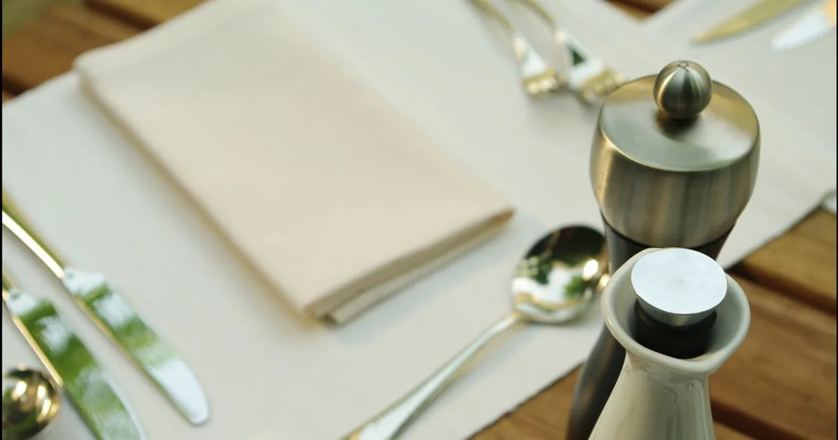 Cel mai murdar obiect de pe mesele restaurantelor. Poate avea până la 185.000 de bacterii