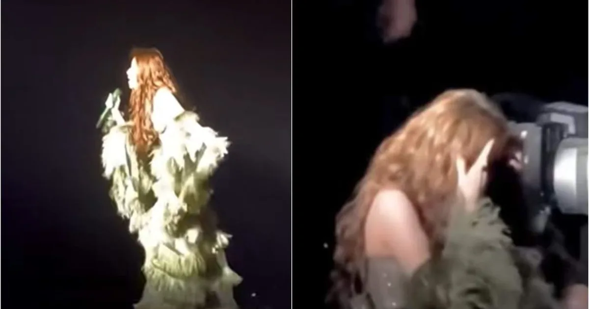 Clipe de panică la un concert: o celebră artistă a căzut de la doi metri înălțime 2 Clipe de panică la un concert: o celebră artistă a căzut de la doi metri înălțime