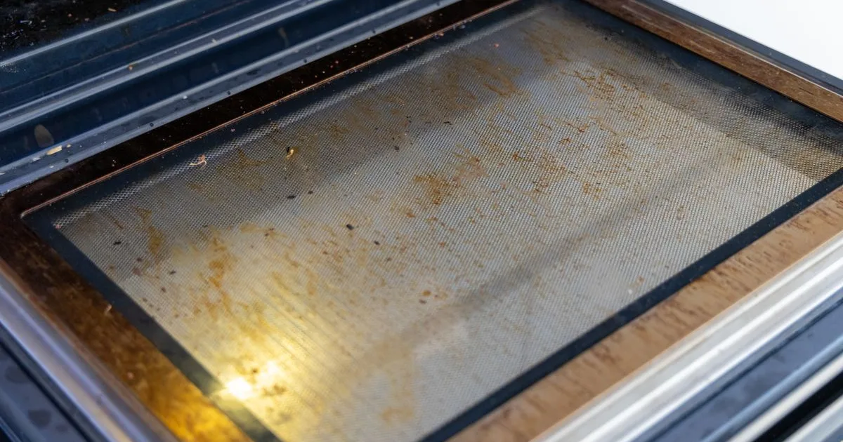 Cum cureți geamul cuptorului de grăsimea arsă. Trucul simplu pentru pete fără frecat 2 Cum cureți geamul cuptorului de grăsimea arsă. Trucul simplu pentru pete fără frecat