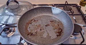 Cum cureți tigaia cu mâncare lipită. Trucul simplu pentru resturi, fără frecare
