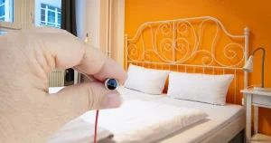 Cum poți depista camerele ascunse dintr-o cameră de hotel cu ajutorul telefonului mobil