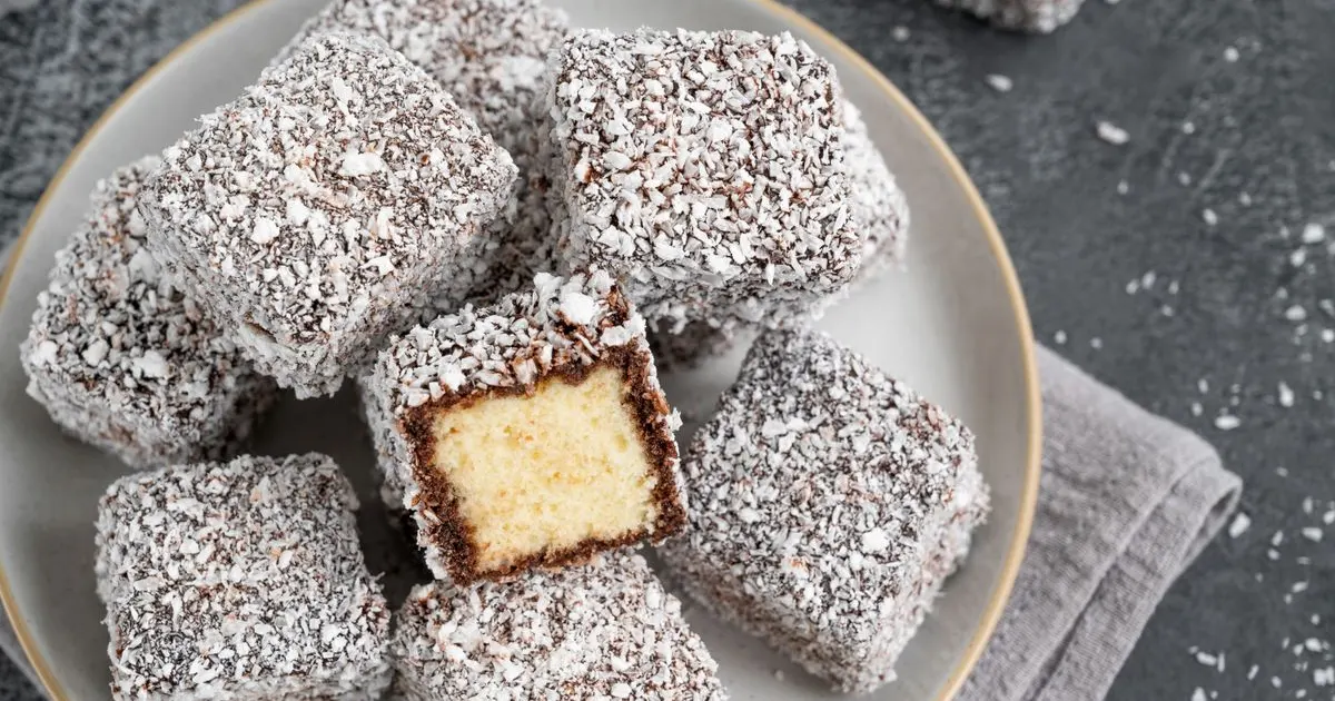 Cum se prepară Lamington, desertul copilăriei cu nucă de cocos