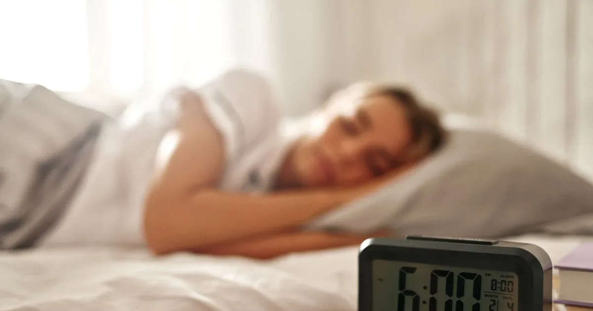 De ce ne trezim uneori cu câteva minute înainte să sune alarma. Explicația puțin cunoscută 2 De ce ne trezim uneori cu câteva minute înainte să sune alarma. Explicația puțin cunoscută