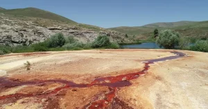 Lac roșiatic și drum săpat în stâncă, între pereți de 500 m: locul necunoscut
