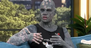 Profesorul cu ochii și limba tatuate; reacția părinților