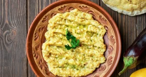 Salată de vinete dietetică. Trucul simplu care o face cremoasă, fără ulei