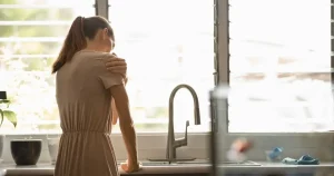 Un simptom la umărul drept poate semnala cancer hepatic. Avertismentul medicilor